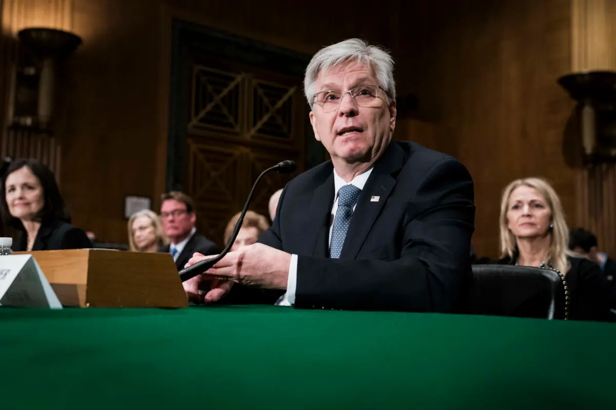 El gobernador de la Reserva Federal, Christopher Waller, testifica ante el Comité de Banca, Vivienda y Asuntos Urbanos del Senado en Washington el 13 de febrero de 2020. (Sarah Silbiger/Getty Images)