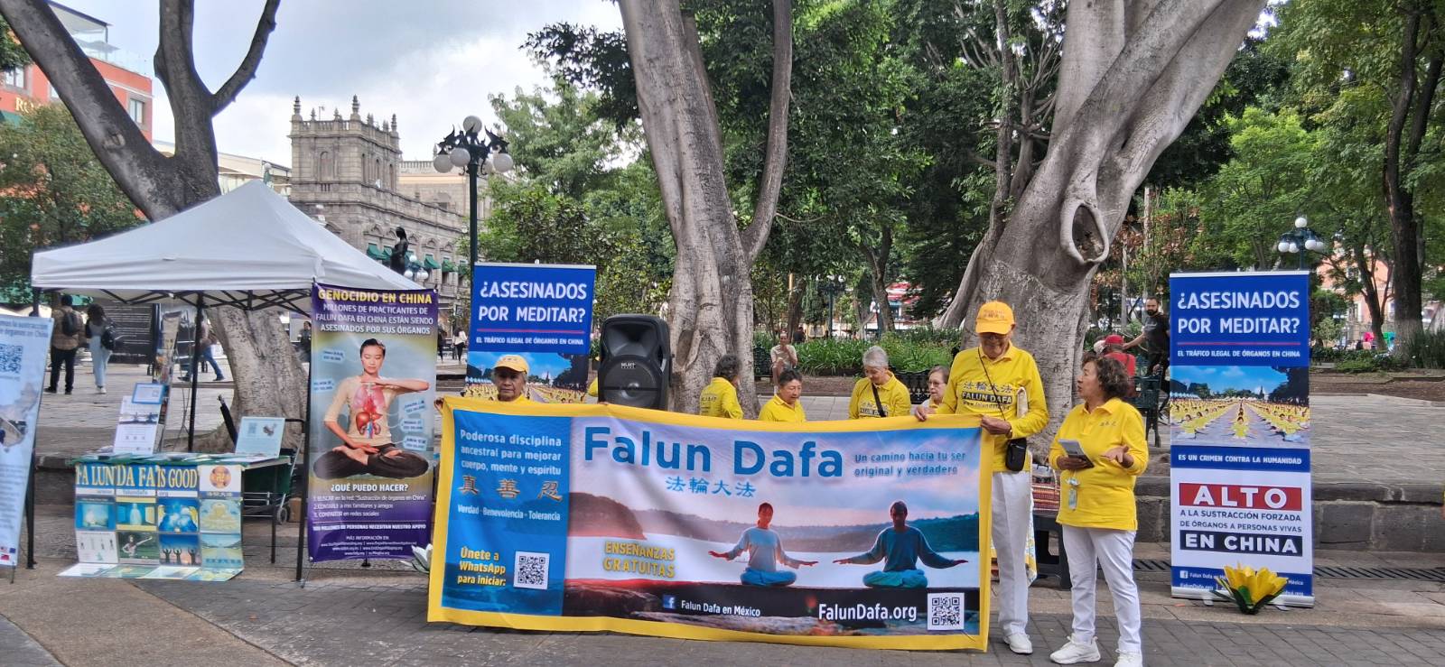 <em>Manifestantes piden en el el centro de la ciudad de Puebla, México, el fin de la persecución que hace 26 años inició el PCCh en contra de los practicantes de Falun Dafa. (The Epoch Times)</em>