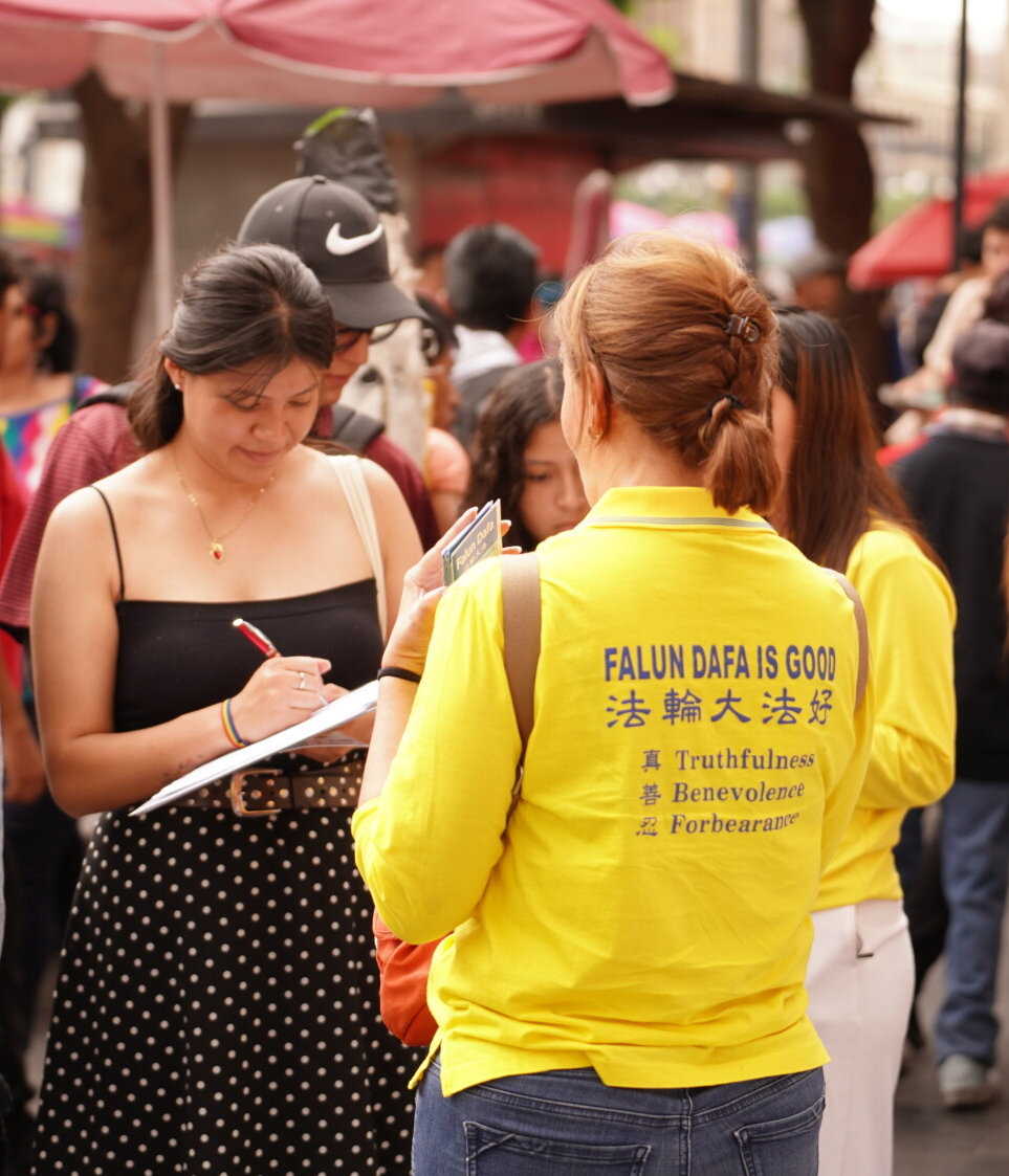 <em>Personas apoyan la petición de DAFOH contra la sustracción forzada de órganos de practicantes de Falun Dafa en China, durante la manifestación del 20 de julio de 2025 en la CDMX, México. (The Epoch Times)</em>