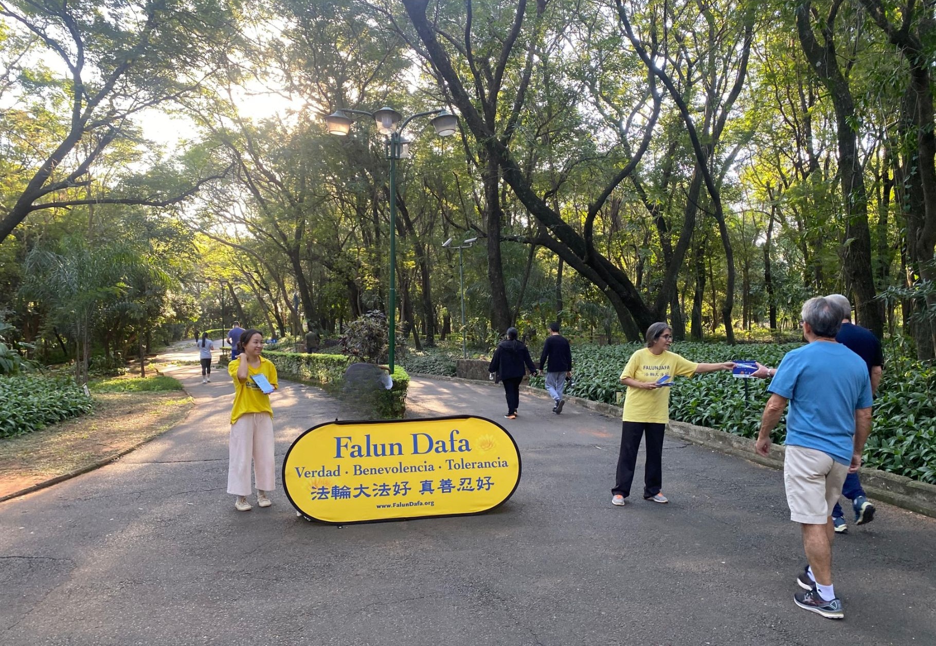 <em>Practicantes de Falun Dafa informan a los visitantes del parque de la Salud sobre Falun Dafa y los 26 años de persecución por el régimen comunista chino, el 20 de julio de 2025 en Asunción, Paraguay. (The Epoch Times)</em>