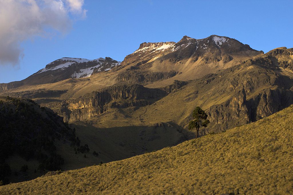 <em>Vista del volcán Iztaccíhuatl en el Parque Nacional Izta-Popo, México, el 29 de octubre de 2014. (HECTOR GUERRERO/AFP a través de Getty Images)</em>
