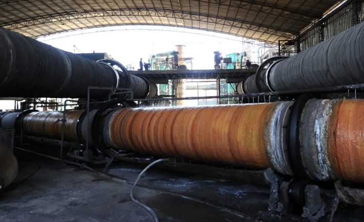 Las tierras raras que se procesan en grandes tubos de acero se enfrían con agua que gotea en una fábrica de la ciudad de Baotou, en Mongolia Interior, el 21 de abril de 2011. (Frederic J. Brown/AFP a través de Getty Images)