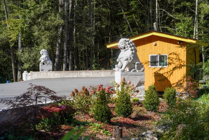Un jardín fuera de la puerta sur del campus Dragon Springs en Cuddebackville, Nueva York, el 1 de octubre de 2023. (Cara Ding/The Epoch Times)