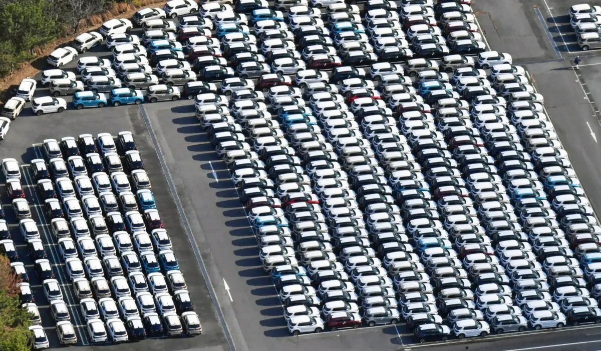Automóviles en una fábrica de Daihatsu Motor Co. en Ryuo, en la prefectura de Shiga, al oeste de Japón, el 25 de diciembre de 2023. (Kyodo News vía AP)