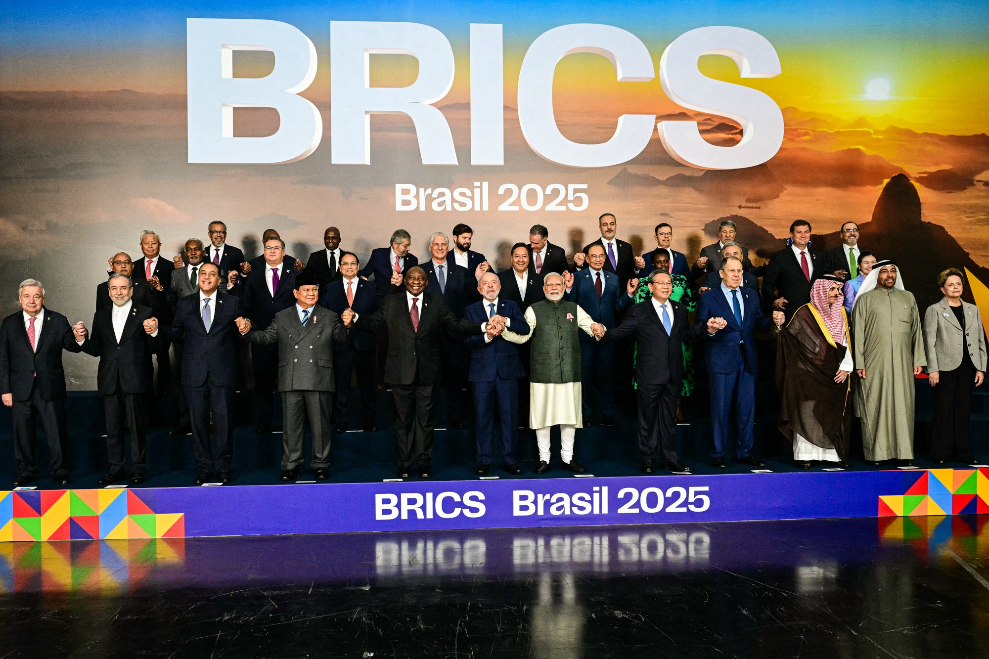 Los jefes de Estado y de Gobierno de los países miembros, socios y observadores posan para una foto de familia durante la cumbre del BRICS celebrada en Río de Janeiro (Brasil) el 7 de julio de 2025. El bloque liderado por China y Rusia, considerado un contrapeso a las democracias alineadas con Estados Unidos, podría desempeñar un papel clave en la creciente rivalidad monetaria entre el yuan chino y el dólar estadounidense. (Pablo Porciuncula/AFP a través de Getty Images).