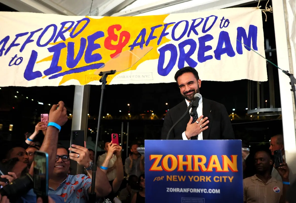 El candidato a la alcaldía de Nueva York, el representante estatal Zohran Mamdani (D-N.Y.), habla con sus seguidores durante una reunión electoral celebrada en The Greats of Craft LIC, en el barrio de Long Island City, en el distrito de Queens, en la ciudad de Nueva York, el 24 de junio de 2025. (Michael M. Santiago/Getty Images)