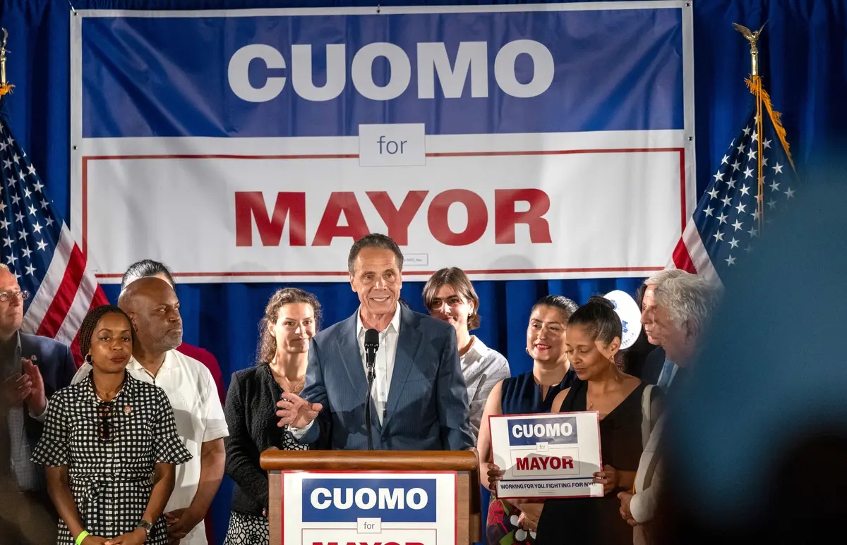 El exgobernador y candidato a la alcaldía de Nueva York, Andrew Cuomo, celebra un mitin en el sindicato de carpinteros en vísperas de las primarias demócratas en la ciudad de Nueva York, el 23 de junio de 2025. (Spencer Platt/Getty Images)