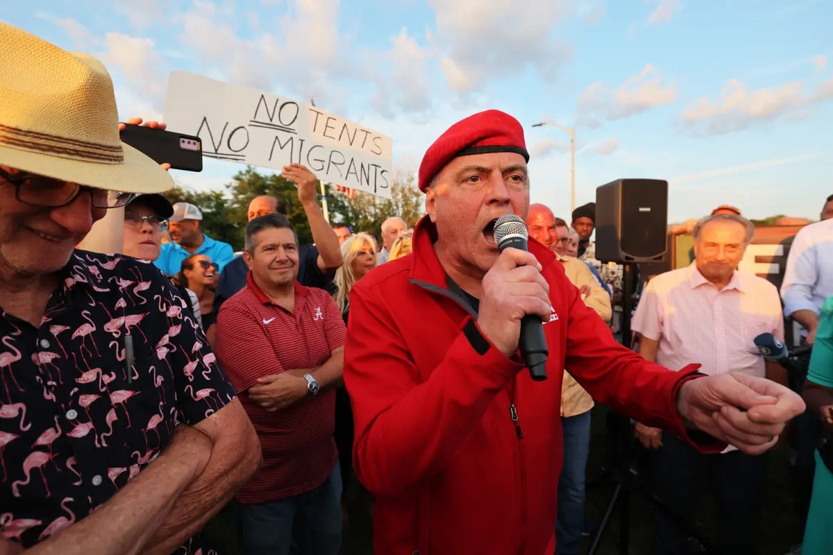 El fundador de los Guardianes Ángeles, Curtis Sliwa, habla en una protesta contra los inmigrantes ilegales en el Floyd Bennett Field, en el barrio de Marine Park, en el distrito de Brooklyn de la ciudad de Nueva York, el 22 de agosto de 2023. (Michael M. Santiago/Getty Images)