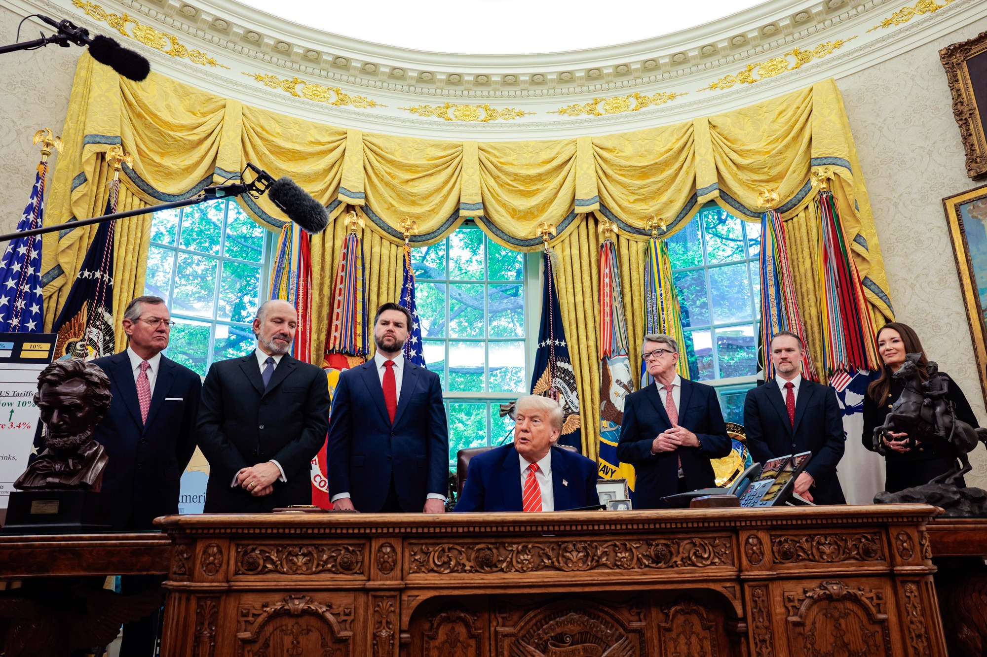 El presidente Donald Trump, acompañado por (atrás, de izquierda a derecha) el secretario de Comercio Howard Lutnick, el vicepresidente JD Vance, el embajador británico en Estados Unidos Peter Mandelson y el representante comercial de Estados Unidos Jamieson Greer, habla con los periodistas en el Despacho Oval el 8 de mayo de 2025. (Anna Moneymaker/Getty Images).