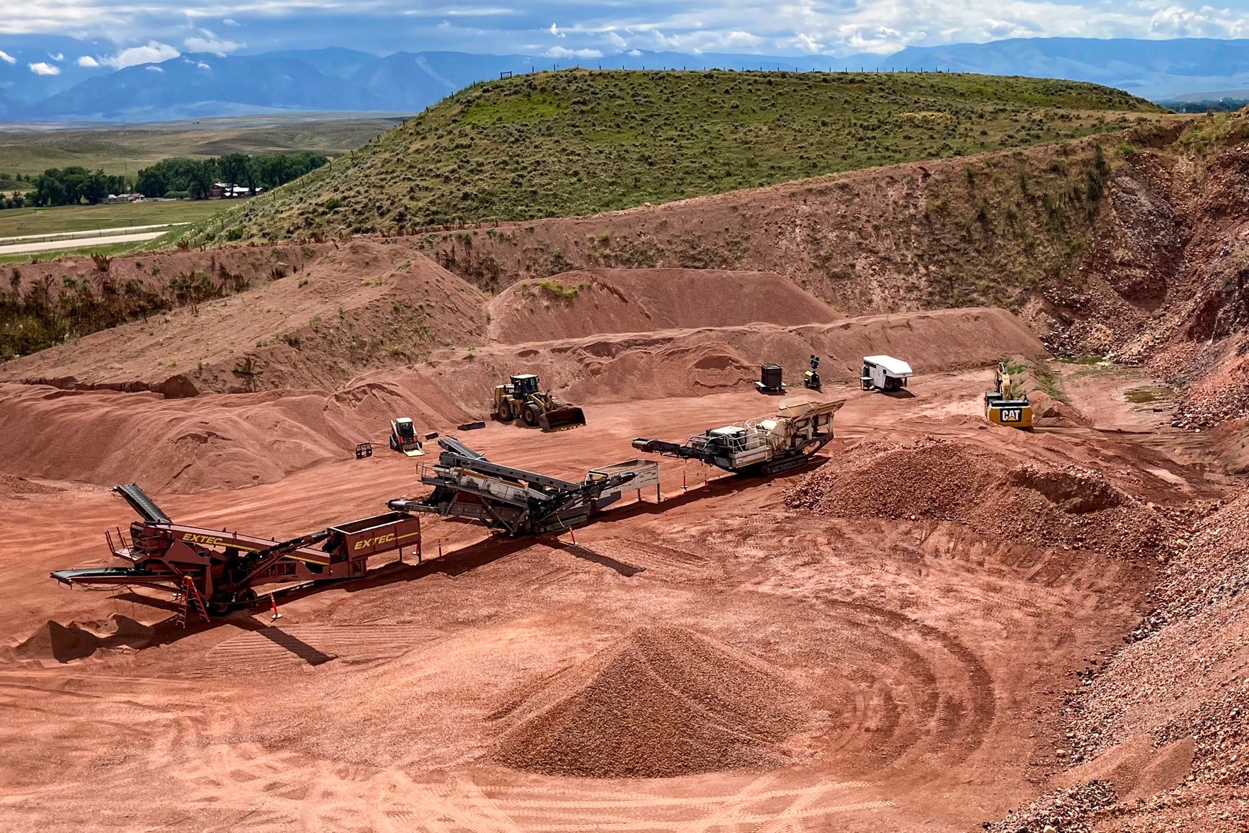 Ramaco Resources tiene previsto extraer más de 450 toneladas de tierras raras de su mina Brook, de 4500 acres, cerca de Ranchester, Wyoming, el 11 de julio de 2025. El dominio prolongado de China en el sector, logrado mediante prácticas depredadoras, le ha permitido utilizar las tierras raras como arma comercial. (John Haughey/The Epoch Times).