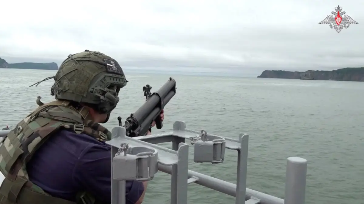 Un militar ruso a bordo de un buque de guerra durante unas maniobras navales en un lugar no revelado, en esta imagen fija de un vídeo publicado el 30 de julio de 2024. (Ministerio de Defensa ruso/Handout vía Reuters).
