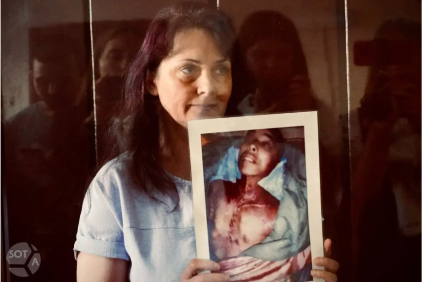 Natalya Minenkova sostiene una foto de un practicante de Falun Gong que fue perseguido hasta la muerte en China, en la sentencia de Minenkova en el Tribunal del Distrito de Tushinsky de Moscú el 23 de julio de 2025. Cortesía de SOTAvision