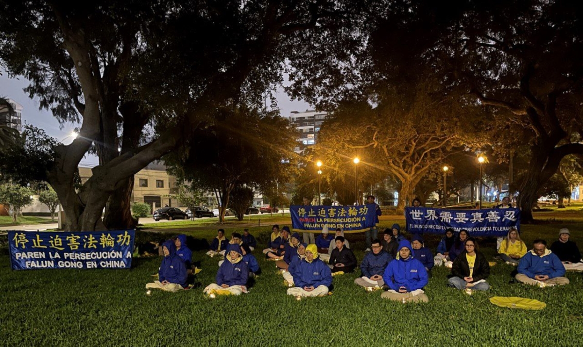 Un grupo de practicantes realizan una vigilia en el Parque Alfonso Ugarte frente a la embajada China, en el distrito de San Isidro, en Lima, Perú. (The Epoch Times)