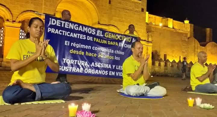 Un grupo de practicantes realizan una vigilia en Santo Domingo, República Dominicana en la conmemoración 26 del inicio de la persecución a Falun Dafa. (The Epoch Times)