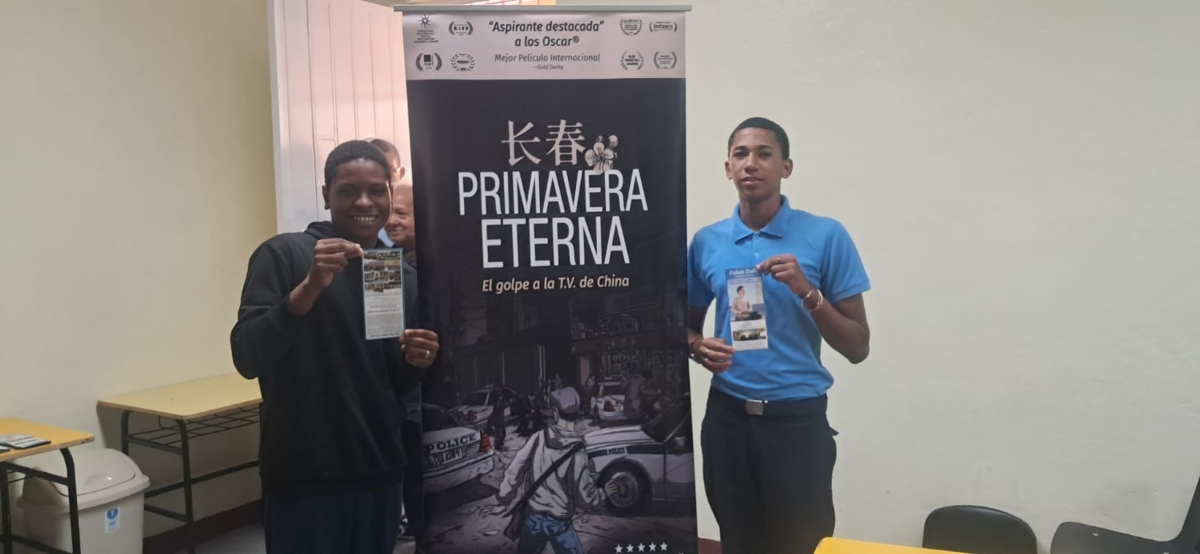 Estudiantes de bachillerato del Liceo Juan Pablo Duarte tras ver Primavera Eterna, Santo Domingo, República Dominicana. (The Epoch Times)