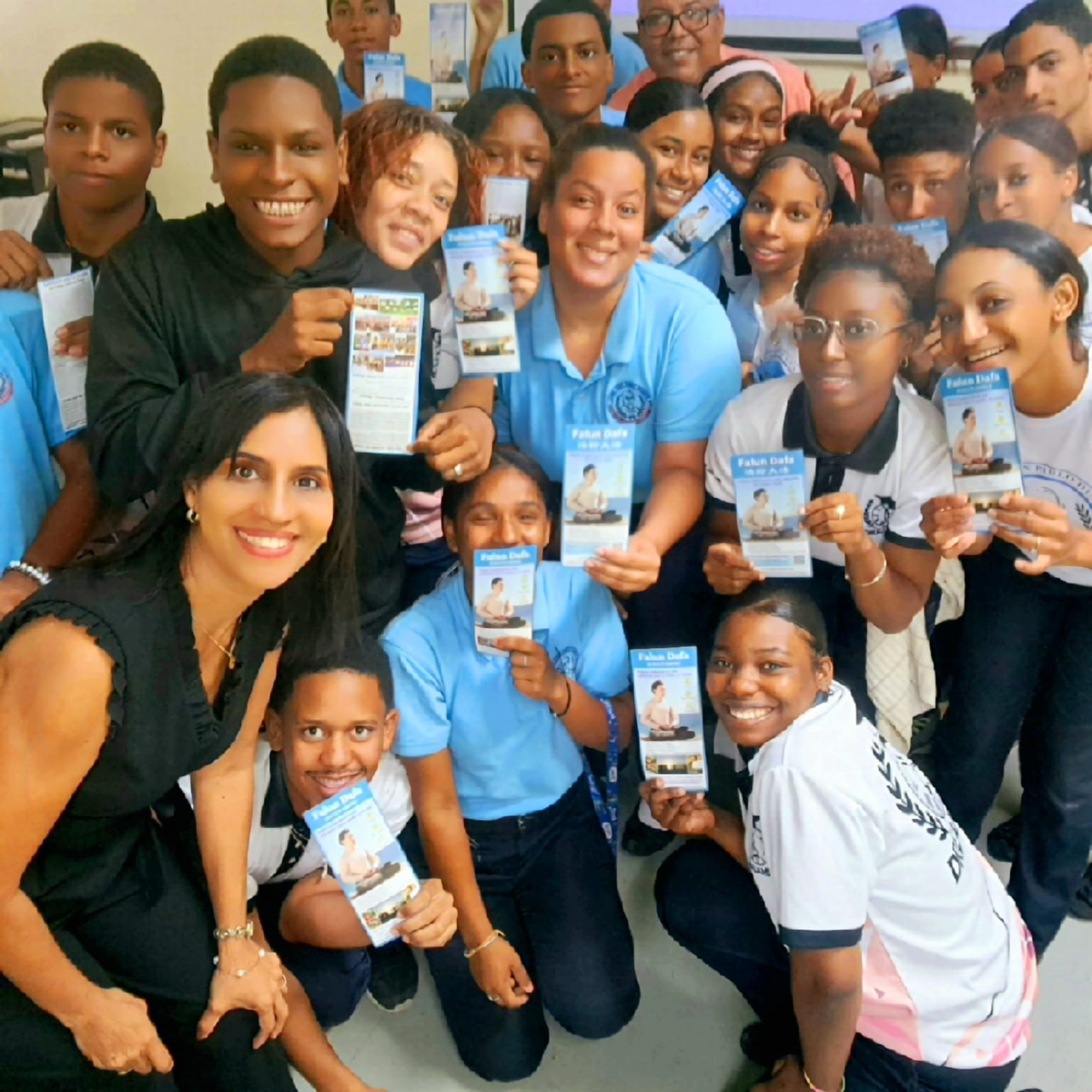 Practicantes de Falun Dafa con jóvenes estudiantes del Liceo Juan Pablo Duarte en Santo Domingo, República Dominicana. (The Epoch Times)