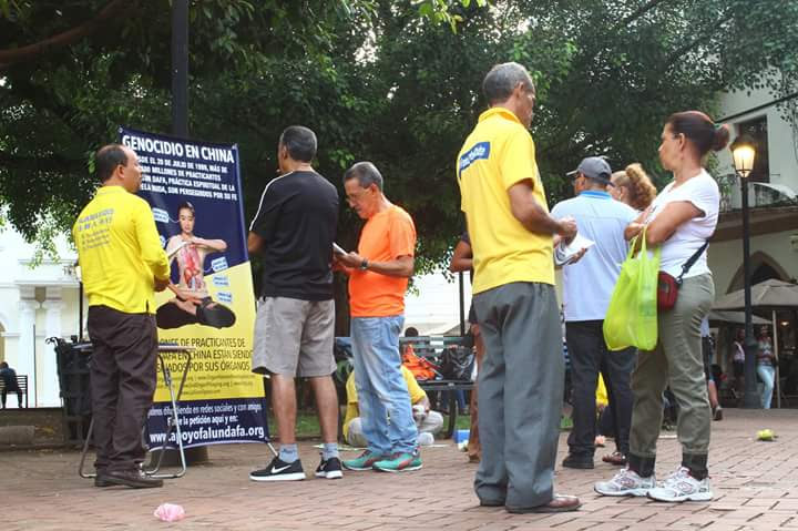 La gente conoce la persecución a Falun Dafa durante las manifestaciones pacíficas en República Dominicana el 20 de julio de 2025. (The Epoch Times)
