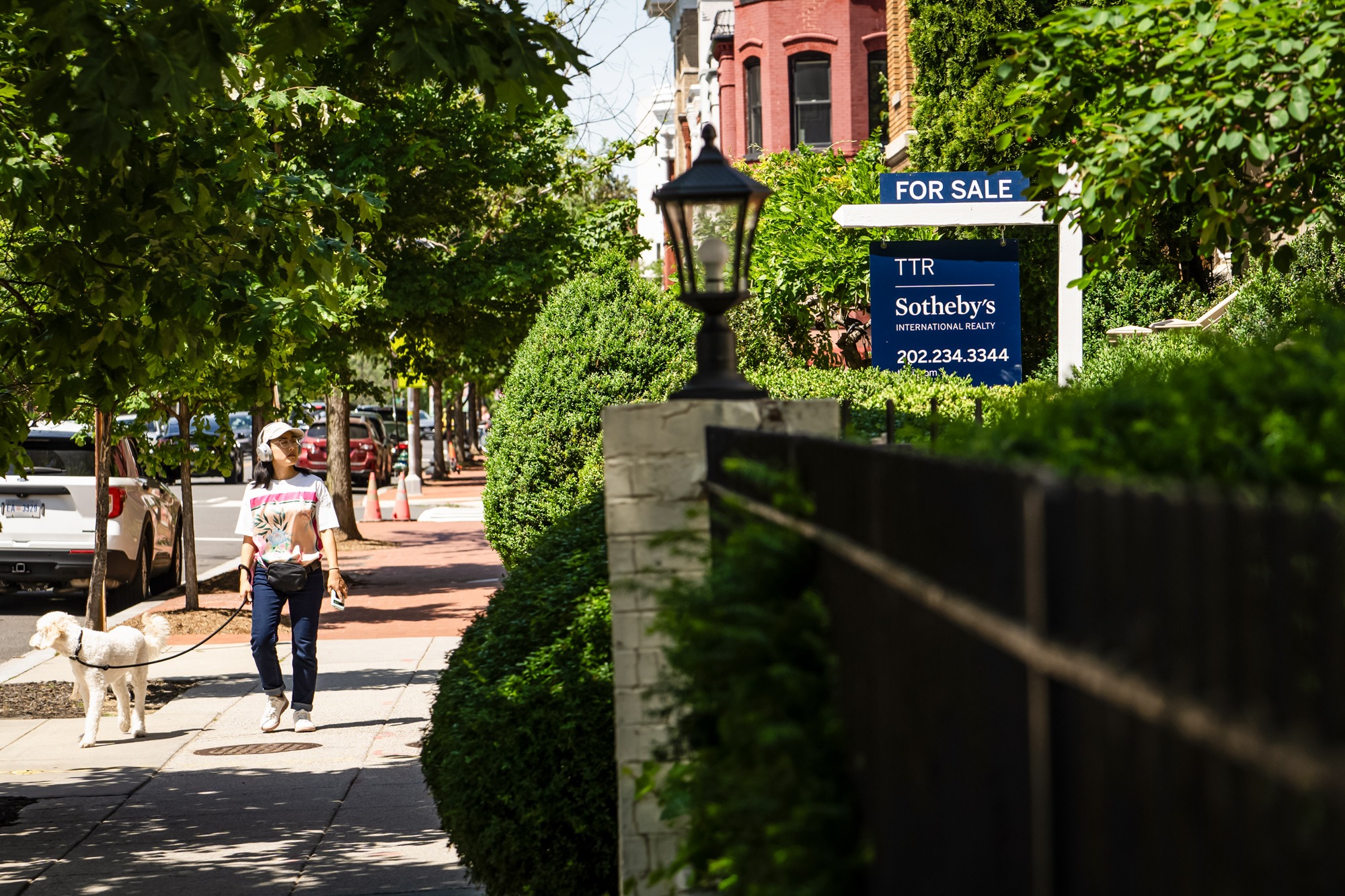 Un cartel de "Se vende" frente a una vivienda en Washington el 19 de mayo de 2025. Aproximadamente un tercio de los propietarios de viviendas —unos 29 millones— tienen suficiente patrimonio neto para superar la exención actual de 250 000 dólares sobre las ganancias de capital por la venta de viviendas, según datos de la Asociación Nacional de Agentes Inmobiliarios. (Madalina Vasiliu/The Epoch Times).
