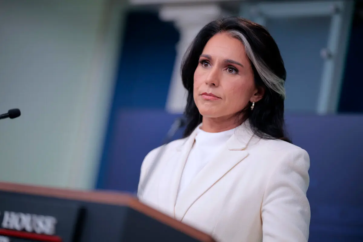 La directora de Inteligencia Nacional, Tulsi Gabbard, habla con los periodistas en la sala de prensa Brady de la Casa Blanca el 23 de julio de 2025. (Chip Somodevilla/Getty Images)