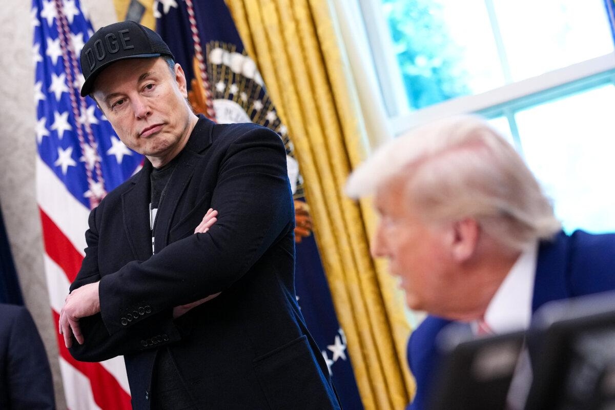 El director ejecutivo de Tesla, Elon Musk, escucha al presidente Donald Trump mientras habla con los periodistas en el Despacho Oval de la Casa Blanca, en Washington, el 30 de mayo de 2025. (Kevin Dietsch/Getty Images)