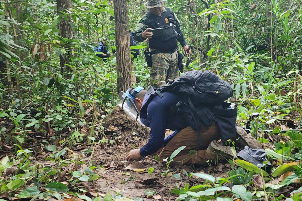 Soldados tailandeses inspeccionan una zona en la que, según el Ejército Real Tailandés, se encontraron dos minas terrestres antipersonales, en una zona fronteriza de la provincia de Ubon Ratchathani, Tailandia, el 21 de julio de 2025. (Ejército Real Tailandés a través de AP).