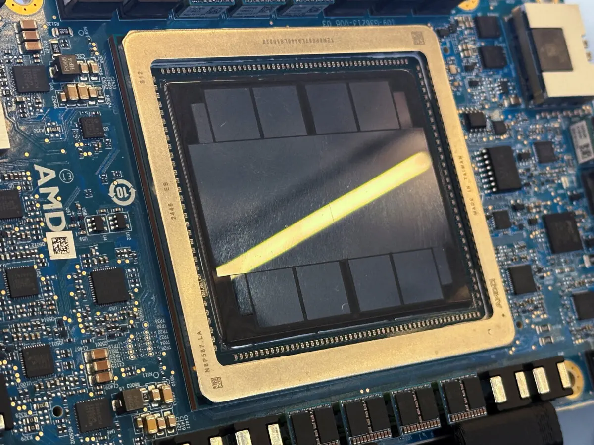 Un chip de inteligencia artificial de AMD se exhibe en el Centro de Convenciones McEnery de San José, California, el 12 de junio de 2025. (Max A. Cherney/Reuters)