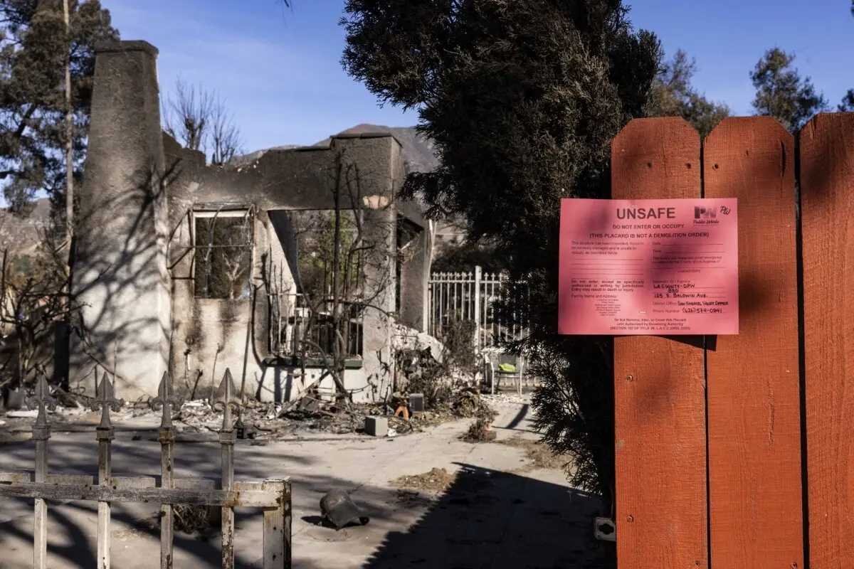 Un cartel con la palabra “inseguro” fuera de las casas destruidas en las calles de Altadena, California, el 24 de enero de 2025. (John Fredricks/The Epoch Times)