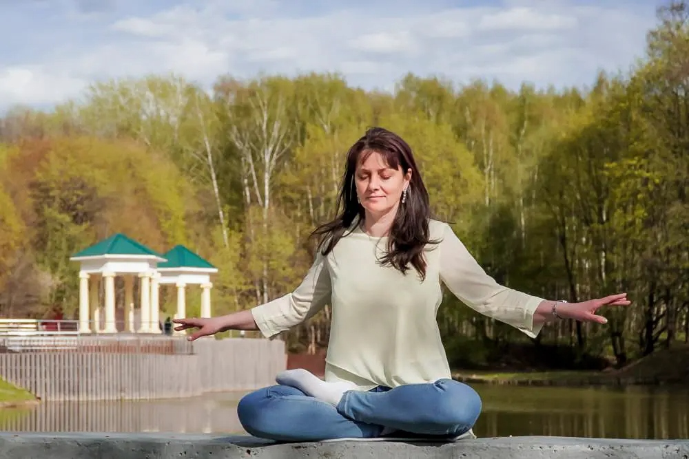 Natalya Minenkova practica la meditación Falun Gong en el Dendropark de Moscú, Rusia, el 5 de julio de 2022. (The Epoch Times)