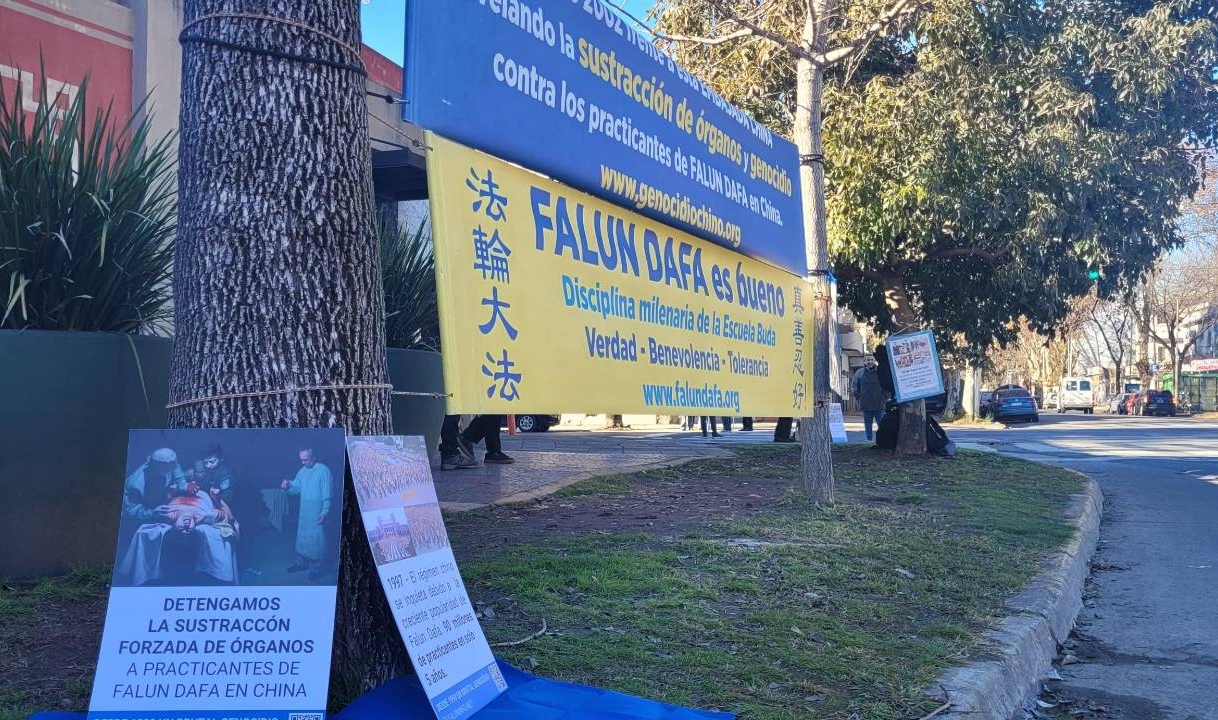 <em>Manifestación pacífica frente al consulado chino en Argentina para pedir el fin de la persecución a Falun Dafa. (The Epoch Times)</em>
