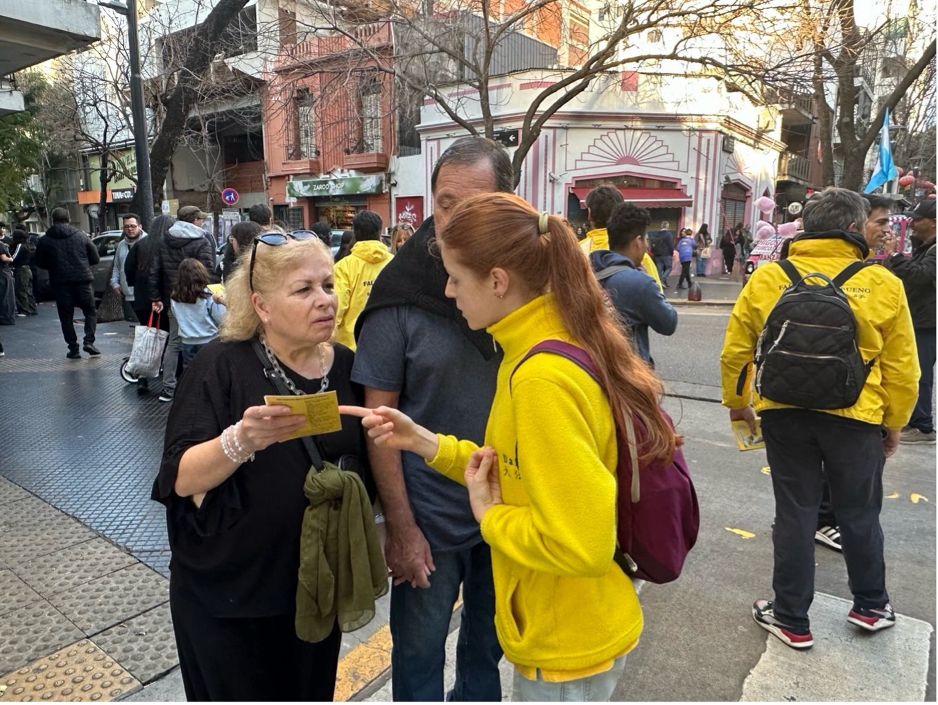 <em>Argentinos conocen la persecución a Falun Dafa durante la manifestación pacífica en el barrio chino en Buenos Aires, Argentina. (The Epoch Times)</em>
