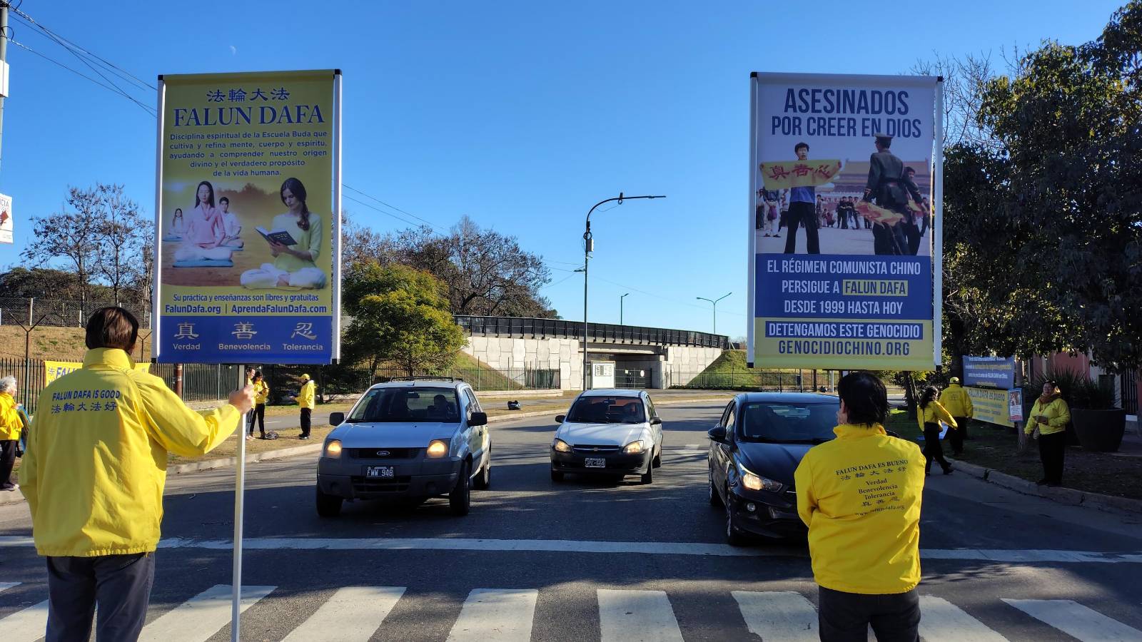 <em>Manifestantes pacíficos muestran pancartas pidiendo termine la persecución a Falun Dafa frente al consulado chino el 18 de julio de 2025 en Buenos Aires, Argentina. (The Epoch Times)</em>