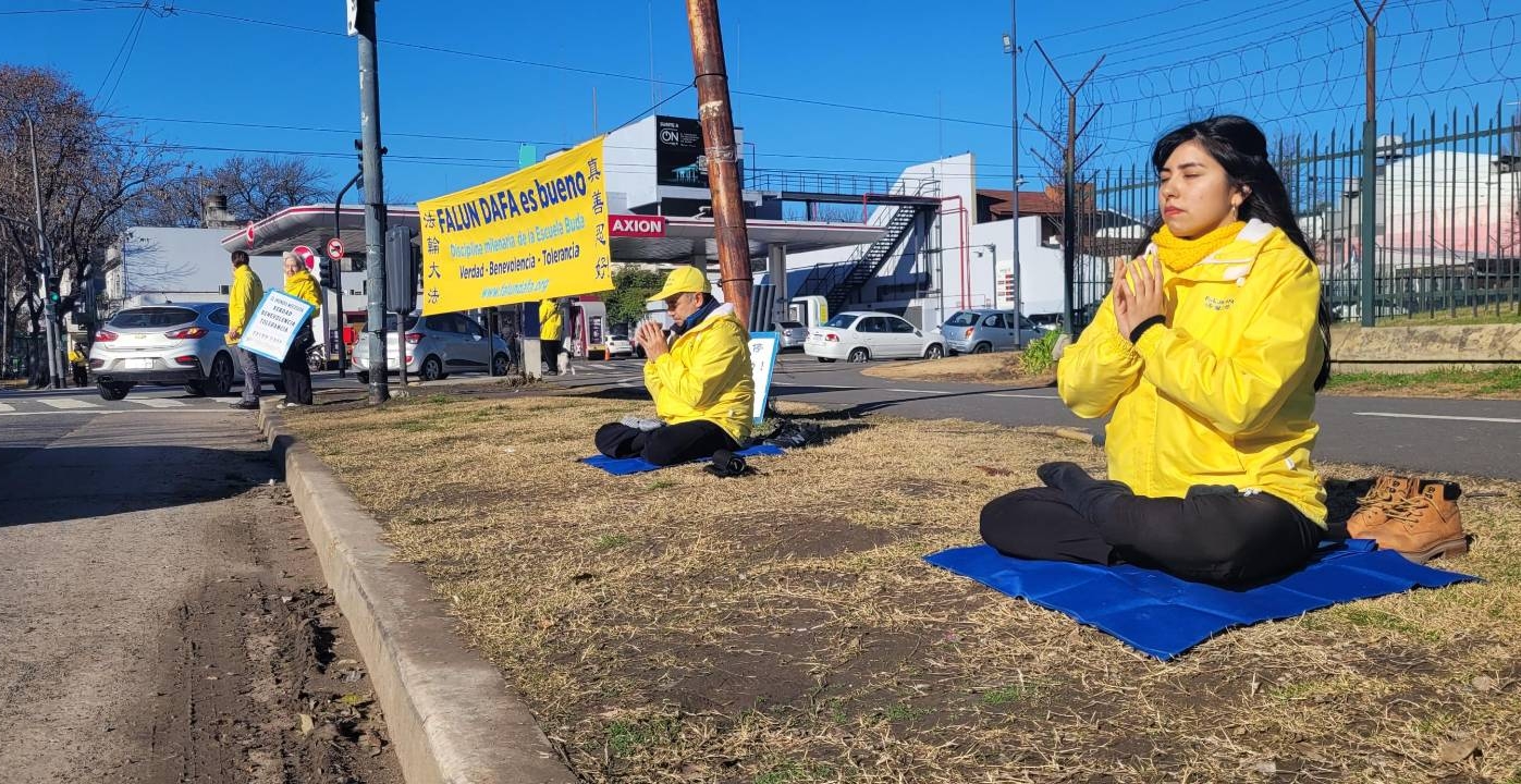 <em>Practicantes meditan durante la conmemoración por 26 años de persecución a Falun Dafa frente al consulado chino el 18 de julio de 2025 en Buenos Aires, Argentina. (The Epoch Times)</em>