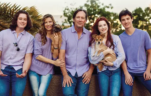 El actor Kevin Sorbo (centro) con su esposa Sam (segunda por la izquierda) y sus hijos Braeden (izquierda), Octavia (segunda por la derecha) y Shane (derecha). (Cortesía de Kevin Sorbo, fotógrafo de Josiah Richwine).