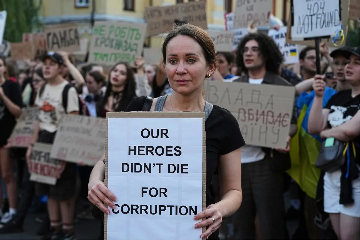 Una mujer sostiene una pancarta durante una protesta contra una ley dirigida contra las instituciones anticorrupción en el centro de Kiev, Ucrania, el 23 de julio de 2025. (Efrem Lukatsky/AP Photo)