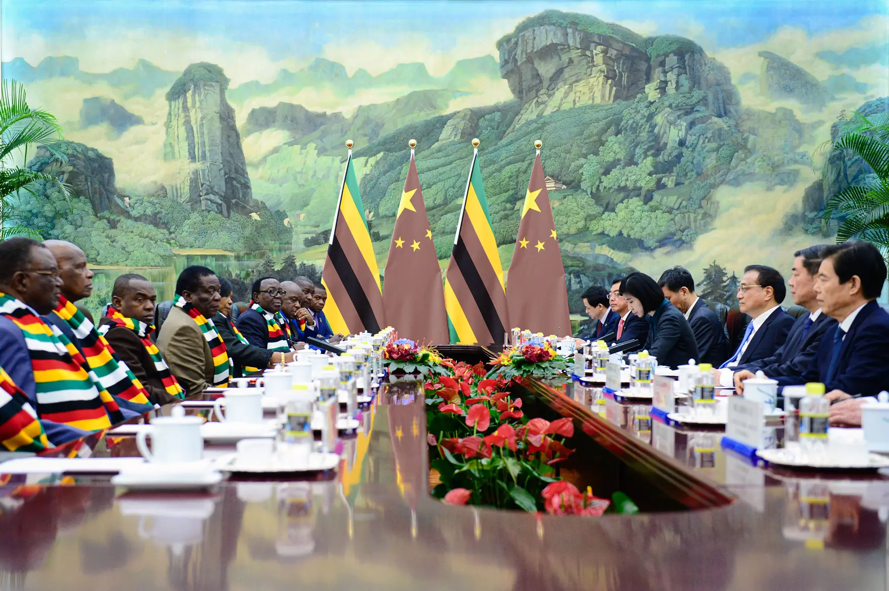El presidente de Zimbabue, Emmerson Mnangagwa (3.º por la izquierda), habla con el primer ministro chino, Li Keqiang (3.º por la derecha), durante una reunión en el Gran Salón del Pueblo en Beijing el 4 de abril de 2018. Los investigadores advierten de que la exportación por parte de China de sus sistemas de IA de "estado de vigilancia" a África podría dar a Beijing una influencia significativa sobre la política y la opinión pública en todo el continente. (Parker Song/AFP a través de Getty Images)