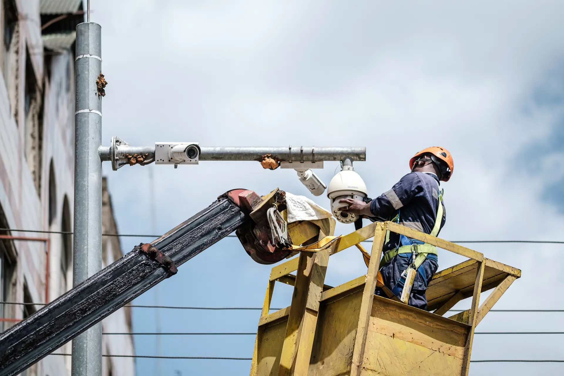 Un trabajador limpia una cámara de vigilancia en una calle de Nairobi, Kenia, el 18 de enero de 2019. Los expertos han documentado el aumento del uso de la tecnología de vigilancia china en África, que permite a la policía rastrear y detener a los manifestantes. (Yasuyoshi Chiba/AFP a través de Getty Images)