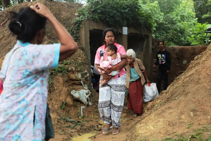 Ciudadanos tailandeses que huyeron de los enfrentamientos entre soldados tailandeses y camboyanos se refugian en la provincia de Surin, en el noreste de Tailandia, el jueves 24 de julio de 2025. (AP Photo/Sunny Chittawil)