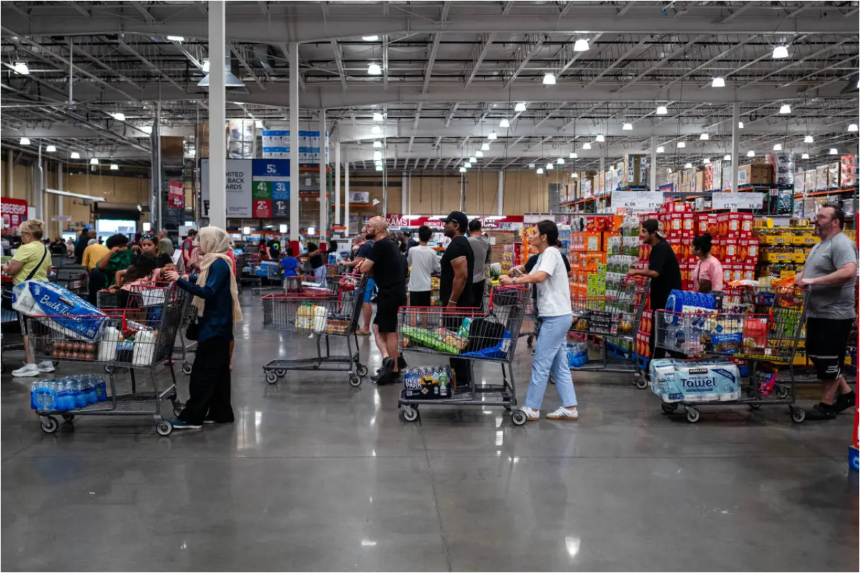La gente compra en una tienda en Elkridge, Maryland, el 11 de julio de 2025. Madalina Kilroy/The Epoch Times