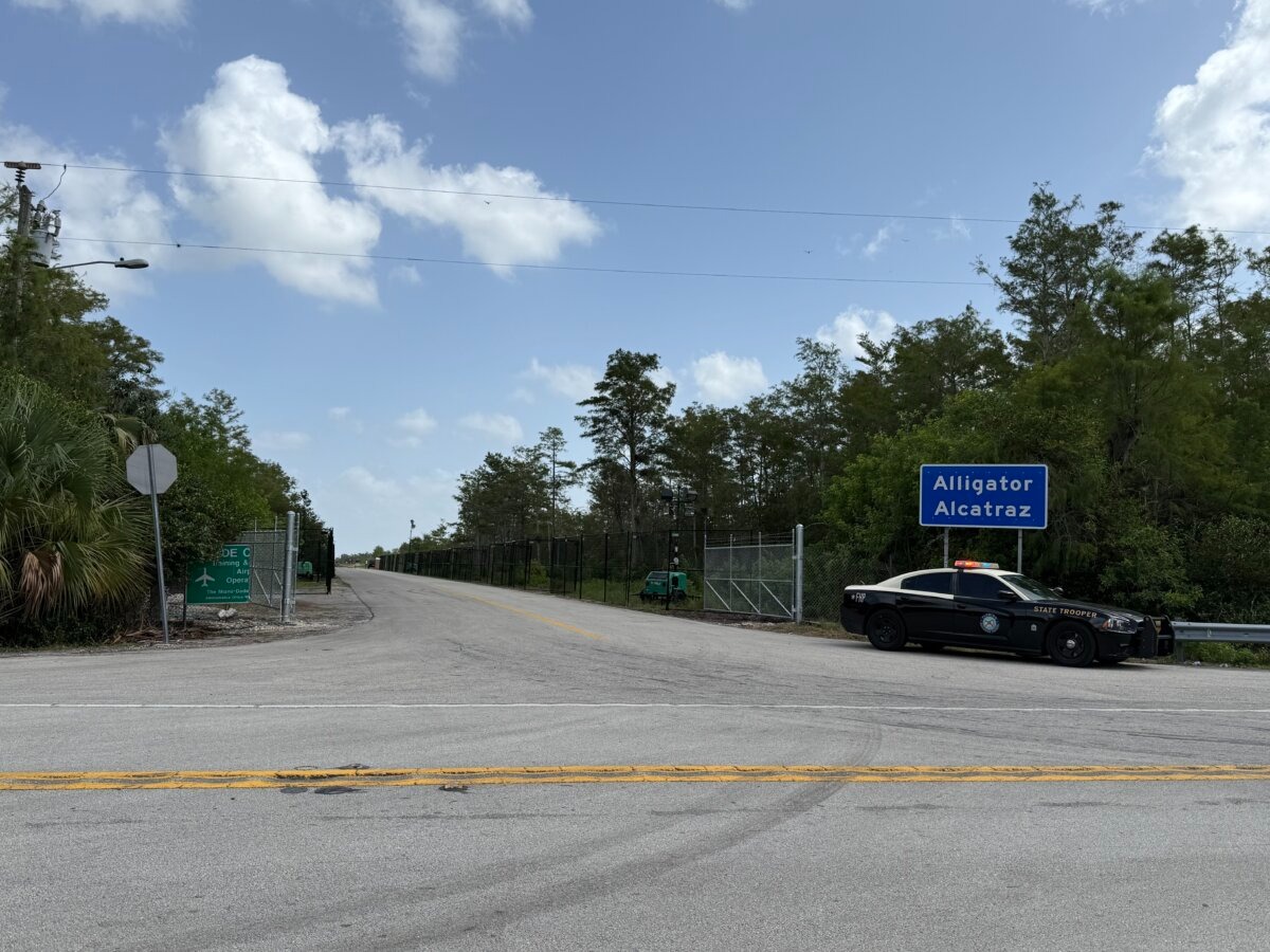 Un vehículo de la policía estatal de Florida se encuentra a la entrada del centro de inmigración ilegal Alligator Alcatraz, en el condado de Collier, Florida, el 25 de julio de 2025. (T.J. Muscaro/The Epoch Times).