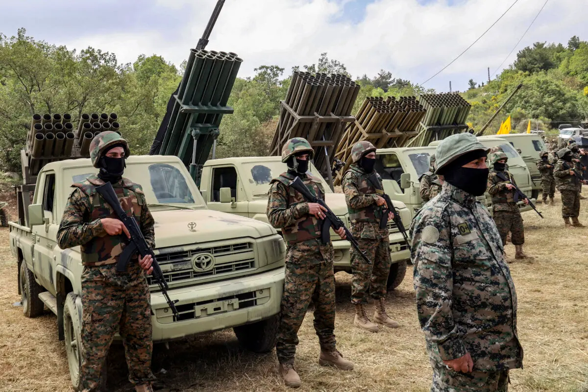 Combatientes libaneses de Hezbolá cerca de varios lanzacohetes durante una gira de prensa en la aldea de Aaramta, en el sur del Líbano, el 21 de mayo de 2023. (Anwar Amro/AFP vía Getty Images)