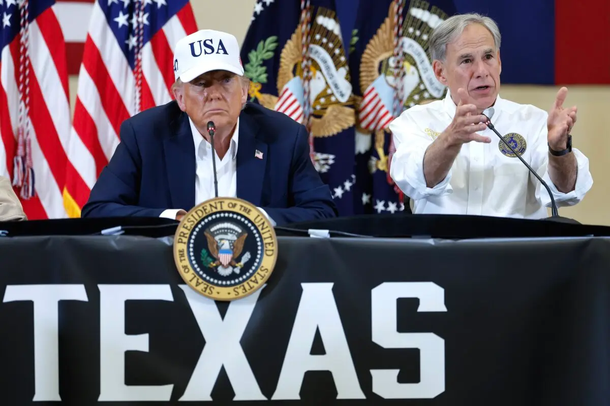 El presidente Trump con el gobernador Greg Abbott en Kerrville, Texas, el 11 de julio de 2025. (Chip Somodevilla/Getty Images)
