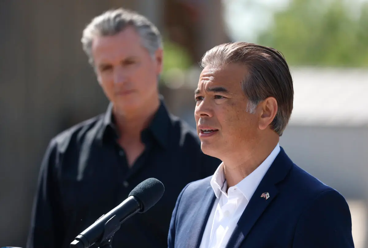 El fiscal general de California, Rob Bonta, habla mientras el gobernador Gavin Newsom observa durante una rueda de prensa en Gemperle Orchard, en Ceres, California, el 16 de abril de 2025. (Justin Sullivan/Getty Images)