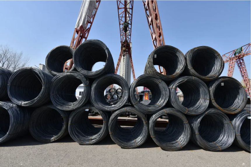 Se ven rollos de acero en un mercado de acero en Fuyang, en la provincia oriental china de Anhui, el 10 de febrero de 2025. AFP vía Getty Images
