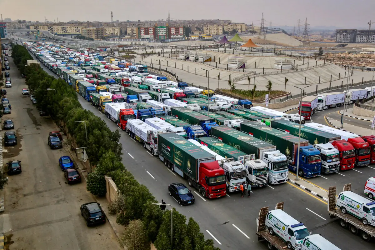 Camiones que forman parte de un convoy de ayuda humanitaria que transporta suministros a los palestinos de la Franja de Gaza esperan a que el convoy comience a circular en el distrito de Asmarat, en Al-Muqattam (Egipto), el 26 de enero de 2025. (Nader Nabil/AFP a través de Getty Images)