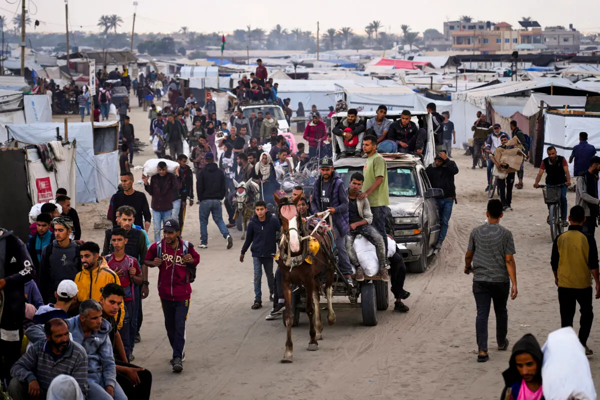 Palestinos cargan bolsas llenas de alimentos y ayuda humanitaria proporcionada por la Fundación Humanitaria de Gaza, una organización respaldada por Estados Unidos y aprobada por Israel, en Khan Younis, al sur de la Franja de Gaza, el 3 de junio de 2025. (Abdel Kareem Hana/AP)