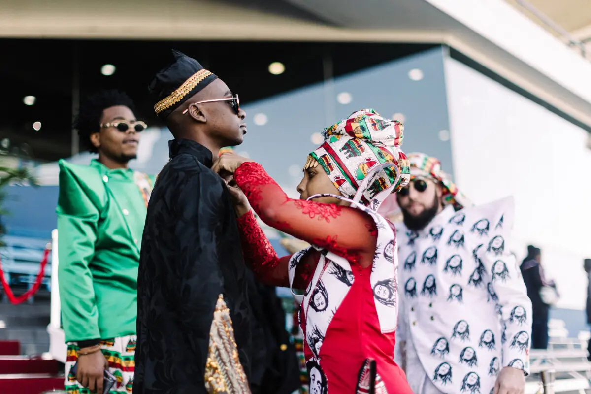 <em>Modelos presentan creaciones de diseñadores locales durante un desfile de moda en Durban, Sudáfrica, el 6 de julio de 2024. Rajesh Jantilal/AFP vía Getty Images</em>