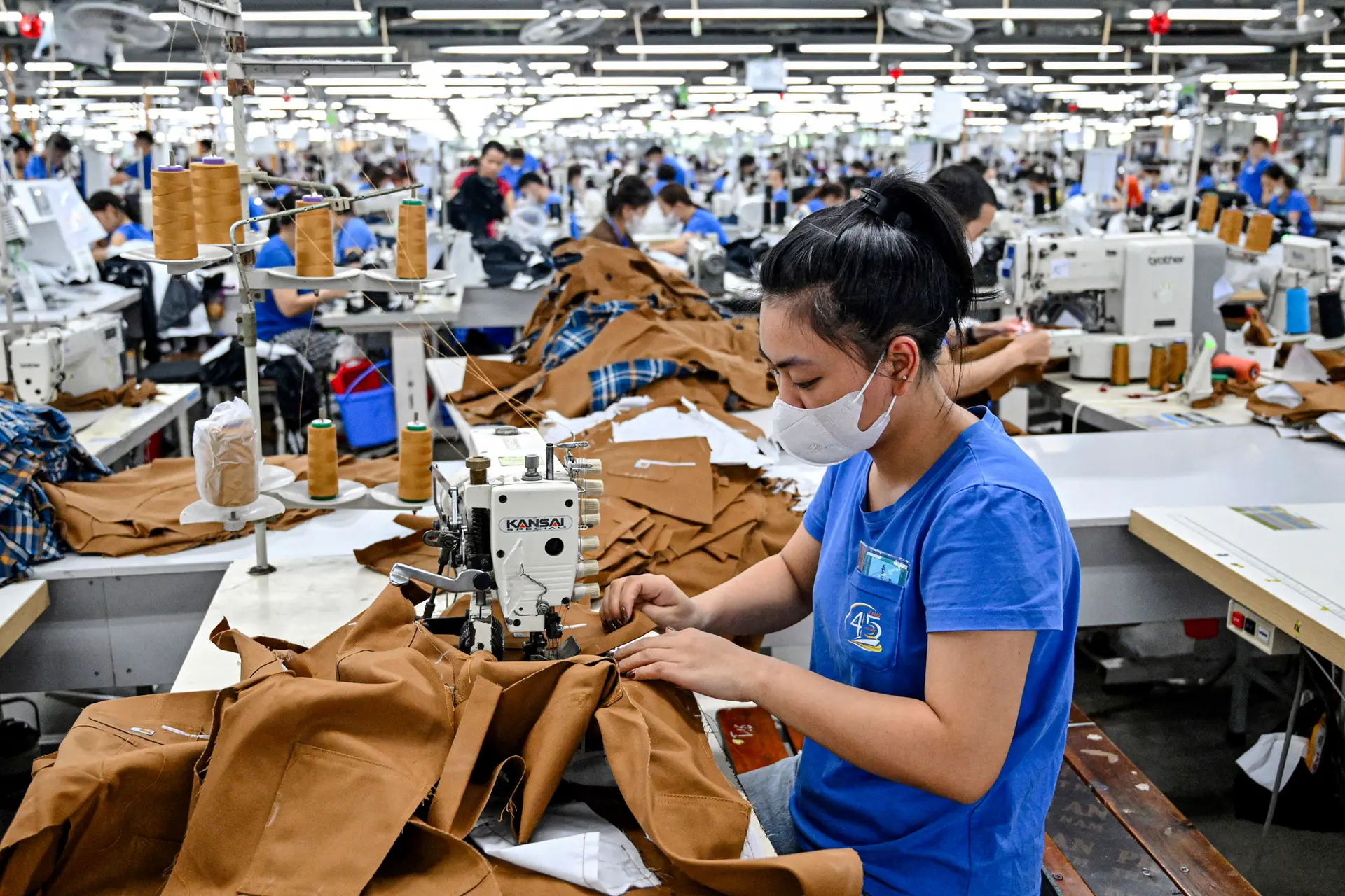 Un trabajador cose prendas en una fábrica textil de la provincia de Thai Nguyen, Vietnam, el 2 de julio de 2025. En virtud de un nuevo acuerdo comercial, las exportaciones vietnamitas a Estados Unidos se enfrentarán a un arancel del 20 por ciento, mientras que los productos estadounidenses entrarán en Vietnam libres de aranceles. El acuerdo también toma medidas enérgicas contra el transbordo, imponiendo una penalización del 40 por ciento a las importaciones desviadas. (Nhac Nguyen/AFP a través de Getty Images)