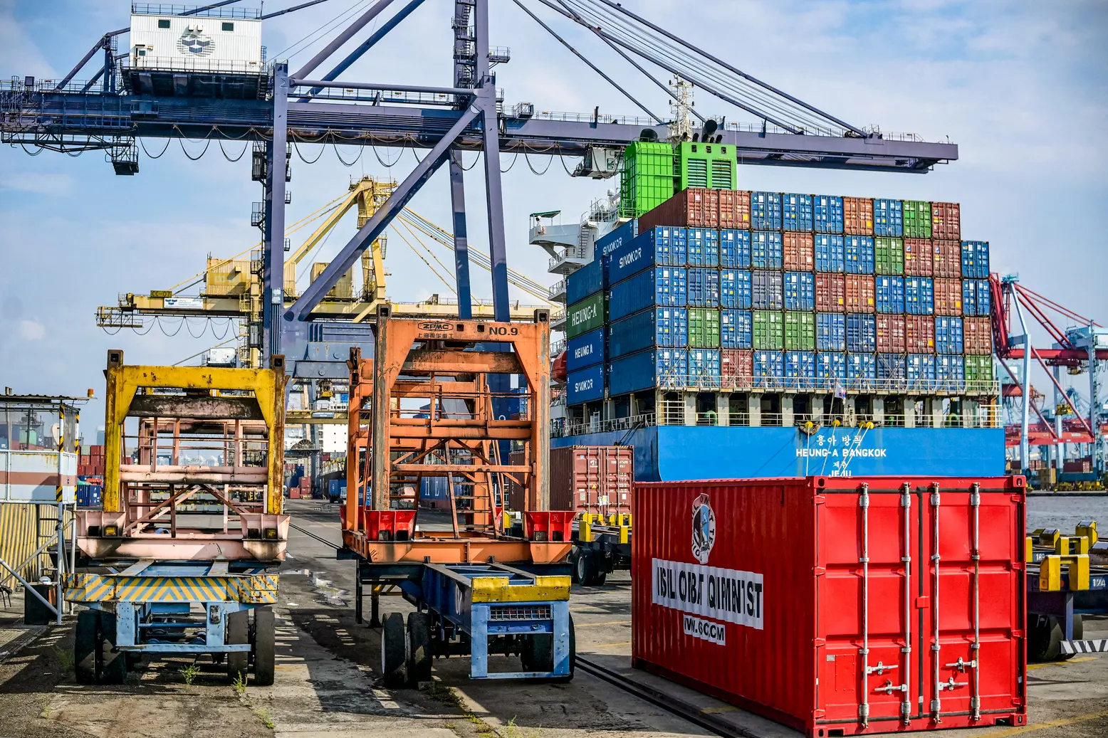 Pilas de contenedores de carga en la Terminal Internacional de Contenedores de Yakarta, en el puerto de Tanjung Priok, Yakarta, el 7 de julio de 2025. En virtud de un nuevo acuerdo comercial entre Estados Unidos e Indonesia anunciado el 22 de julio por el presidente Donald Trump, Indonesia reducirá a cero los aranceles sobre el 99 por ciento de las exportaciones estadounidenses y eliminará las barreras no arancelarias. A cambio, los productos indonesios enviados a Estados Unidos se enfrentarán a un arancel del 19 por ciento, frente al 32 por ciento actual. (Bay Ismoyo/AFP a través de Getty Images)