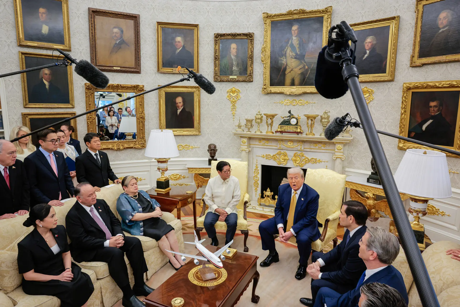 El presidente Donald Trump recibe al presidente filipino Ferdinand Marcos Jr. y a su delegación en el Despacho Oval el 22 de julio de 2025. En virtud de su nuevo acuerdo comercial, Filipinas eliminará los aranceles sobre los productos estadounidenses, mientras que sus exportaciones a Estados Unidos estarán sujetas a un arancel del 19 por ciento. (Chip Somodevilla/Getty Images)