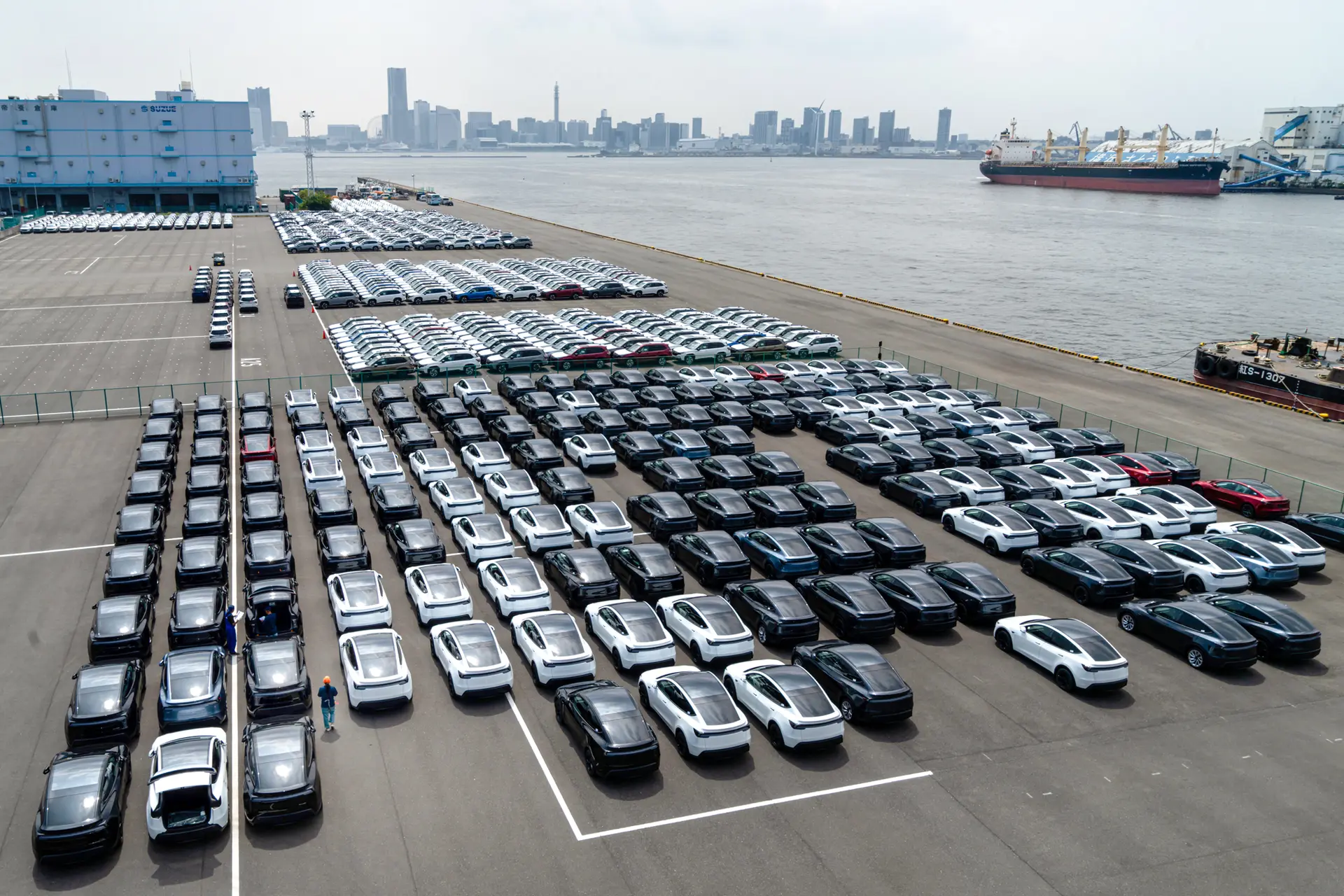 Vehículos de Subaru y Tesla esperan su embarque en un puerto de Yokohama (Japón) el 7 de julio de 2025. El presidente Donald Trump dijo el 22 de julio que había firmado "el mayor acuerdo de la historia con Japón", por el que se reduce del 25 al 15 por ciento el arancel recíproco sobre las exportaciones japonesas, incluidos los automóviles y sus piezas. Japón también invertirá 550,000 millones de dólares en la economía estadounidense, y Estados Unidos recibirá el 90 por ciento de los beneficios, según Trump. (Tomohiro Ohsumi/Getty Images)